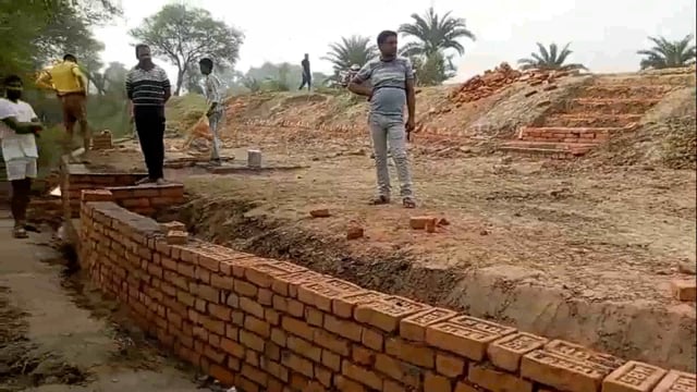 ग्रामीणों के सहयोग एवं श्रमदान से पक्की छठ घाट का हो रहा निर्माण