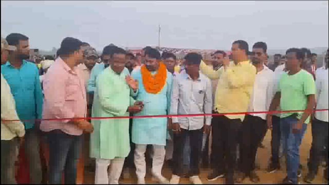 आदिवासी बहुल के झाझा फुटबॉल टूर्नामेंट टीम ने चकाई टीम को एक गोल से पराजित कर चमचमाती ट्राफी और ₹50000 का चेक जीतकर लहरा