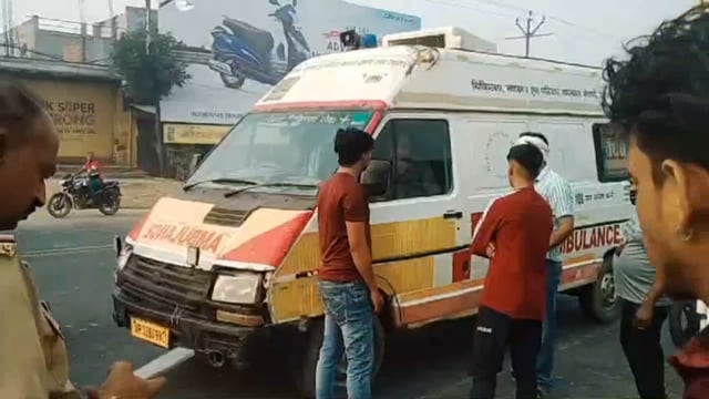 मथुरा गोवर्धन रोड पर हुआ सड़क हादसा तीन की हालत चिंताजनक आधा दर्जन से अधिक हुए घायल