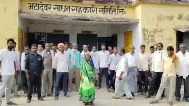 जलालाबाद के गांव भटा देवर साधन सहकारी समिति के सचिन पर किसानों ने काला बाजारी का लगाया आरोप खाद के लिए भटक रहे किसान