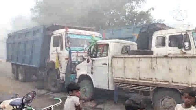 कोहरे के कारण हाईवा और पिकअप में टक्कर हाईवा का ड्राइवर जख्मी।