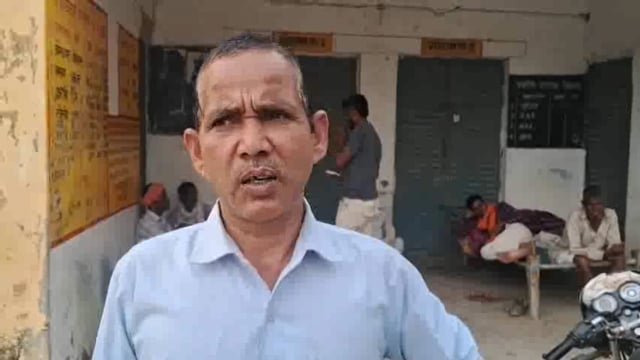 तहसील जलालाबाद के भटादेवर सहकारी समिति पर तैनात सचिव सोमेश पर किसानो लगाए आरोप कहा नहीं देते हैं खाद कहां से वोये फसल