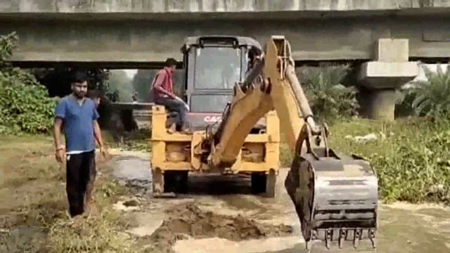 युवा समाजसेवियों द्वारा छठ घाटों की की गई साफ सफाई