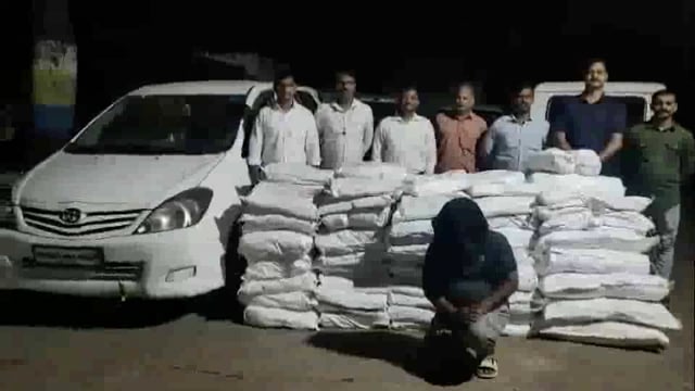 साडेबारा लाखाचा अवैध गुटका पकडला #lcb 