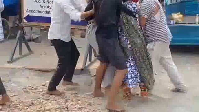 वृंदावन धर्म नगरी में श्रद्धालु के मारपीट कर फाड़े कपड़े वीडियो हुआ वायरल