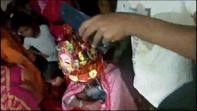 शादी की चल रही थी बात, फोन पर युगल जोड़ी से हुई बात, प्रेमी पहुंचे प्रेमिका के घर; ग्रामीणों व मुखिया ने मंदिर में कराई 