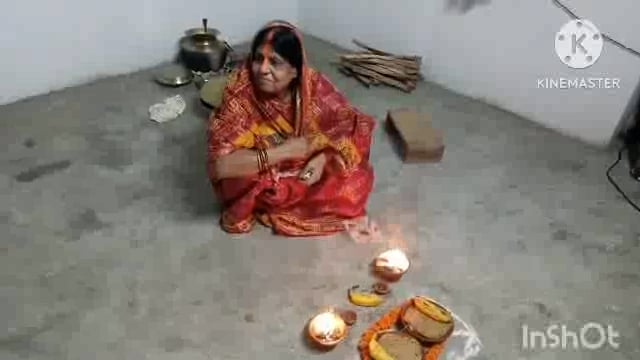 सूर्यगढ़ा -महान आस्था का पर्व  के दूसरे दिन खरना का प्रसाद बनाकर पूजा करती छठव्रती।