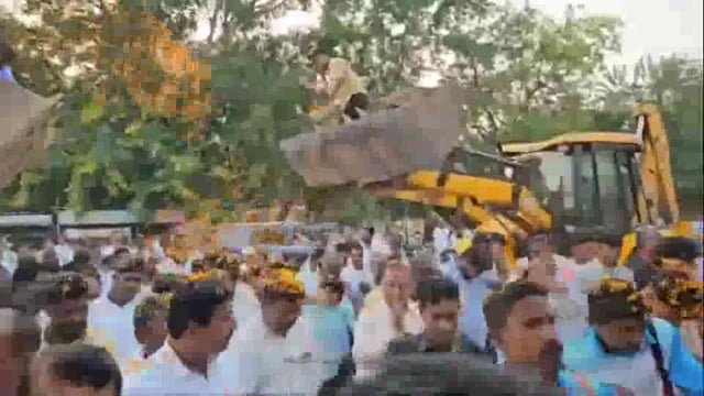 आटपाडी मध्ये मतदार भेटीदरम्यान राजेंद्र अण्णा बरोबर जनसागर ओसंडला #rajendraanna 