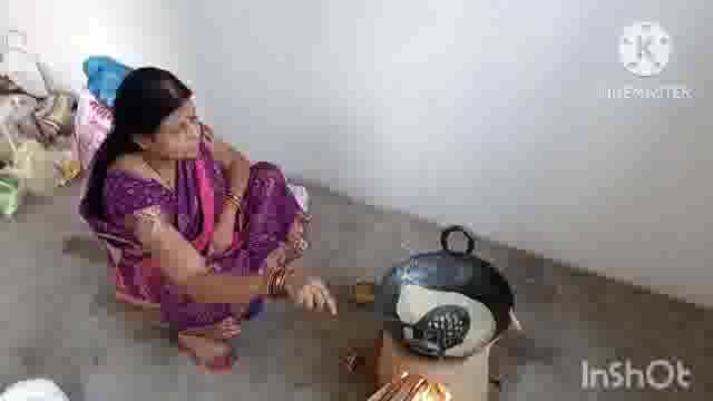 सूर्यगढ़ा -महान आस्था का पर्व छठ के तीसरे दिन पूरी पकवान बनाने में छठवर्ती एवं परिवार के सदस्यगण।