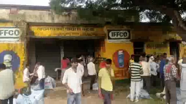 बिहार ब्लॉक की साधन सरकारी समिति कमासिन में आधेअधूरे किसानों को मिली खाद अन्य किसान हुए निराश एक दूसरे से हुई नोक झोक,