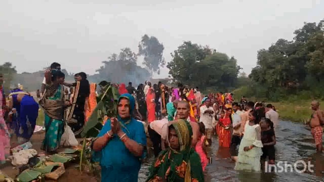 अस्तगामी सूर्य को व्रतियों ने दिया अर्घ्य, खंडवारनी नदी घाट पर उमड़े हजारों श्रद्धालु