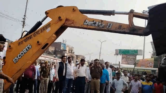 जलालाबाद में प्रशासन ने नगर में अतिक्रमण हटाओ अभियान चलाया,मुख्य चौराहे से बरेली रोड की तरफ अतिक्रमण को बलपूर्वक हटाया