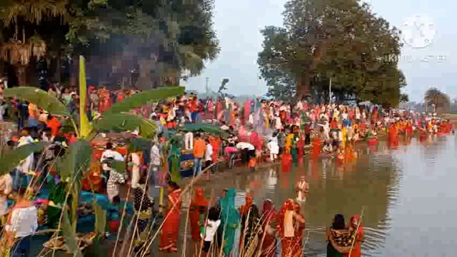 प्रखंड क्षेत्र के विभिन्न छठ घाटों पर छठ व्रतियों ने अस्ताचलगामी भगवान सूर्य को किया अर्घ्य अर्पण। 