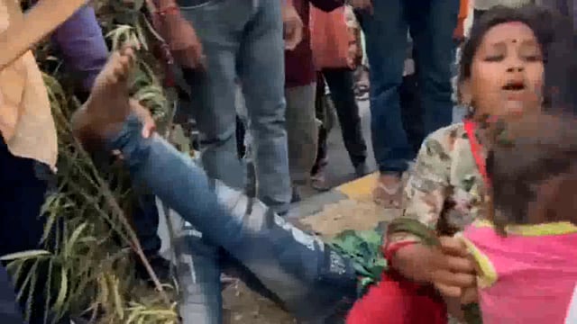 ई-रिक्शा चालक की लापरवाही के चलते बाइक सवार हुआ हादसे का शिकार गंभीर रूप से घायल 