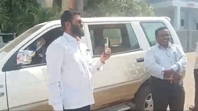 खानापूर निवडणूक निर्णय अधिकारी  यांच्या गाडीतून शिंदे गटाच्या उमेदवाराचा प्रचार; कारवाईची मागणी