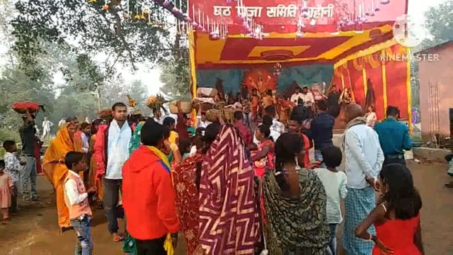 छठ पूजा के अवसर पर भगवान भास्कर की प्रतिमा स्थापित कर की गई पूजा अर्चना