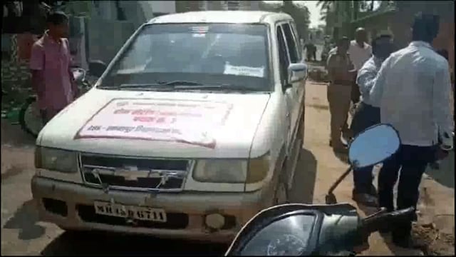 खानापूर निवडणूक निर्णय अधिकारी  यांच्या गाडीतून शिंदे गटाच्या उमेदवाराचा प्रचार; कारवाईची मागणी