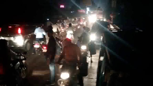 यमुना एक्सप्रेस-वे के वृंदावन मार्ग पर 4 किलोमीटर के भीषण लंबे जाम में देर शाम तक रैंगते रहे श्रद्धालुओं के वाहन।