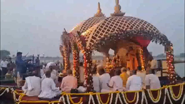  श्री श्री राधा वृंदावन चंद्र ने किया यमुना विहार।