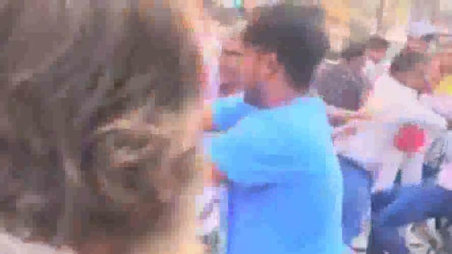 श्रद्धालु और दुकानदारों में कहासुनी के बाद हुई मारपीट, वीडियो सोशल मीडिया पर हुआ वायरल।