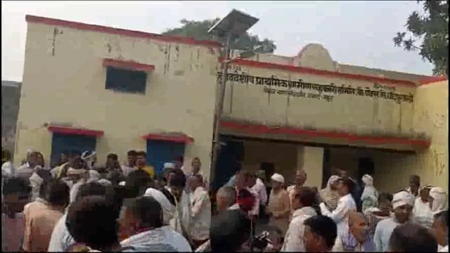 किसानों को पर्याप्त मात्रा में नहीं मिल रहा डीएपी खाद, किसान लग रहे खाद के लिए चक्कर।