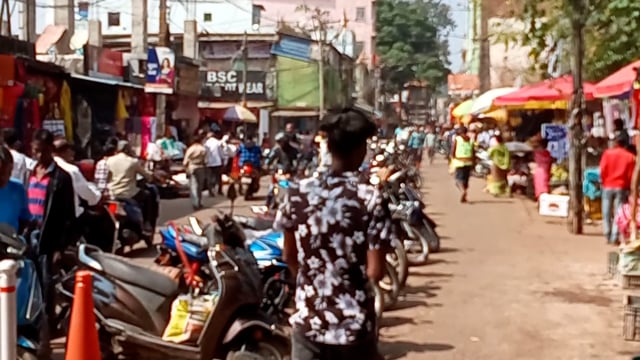 କୋରାପୁସହର ର ମୁଖ୍ୟ  ରାସ୍ତା ରେ  ବାଇକ ମାନ ରଖି ରାସ୍ତା ରେ ଅବଗମନରେ  ବାଧା ଉପର୍ଣ୍ଣ କରାଯାଇଛି l 