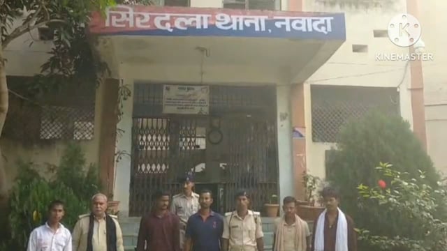 पुलिस ने 175 लीटर महुआ शराब के साथ एक बाइक समेत पांच लोगों को किया गिरफ्तार भेजा न्यायालय