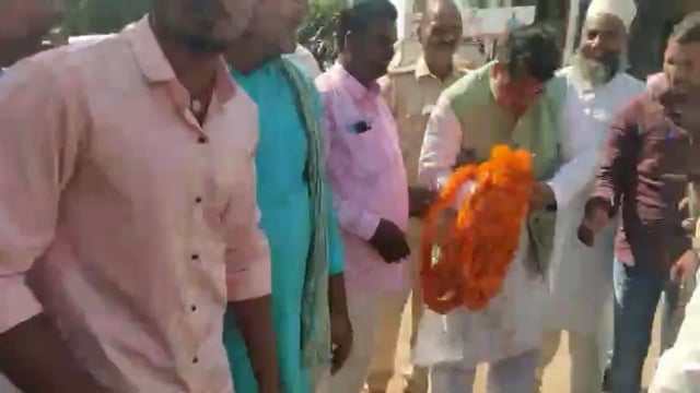 दिवंगत के तैलचित्र पर पुष्प अर्पित कर संसद ने दी श्रद्धांजलि, मौके पर उपस्थित ग्रामीणों की सुनी जन समस्याएं