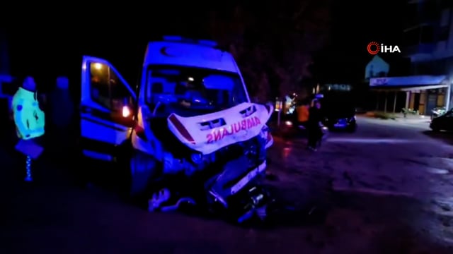 Ambulans ve üç aracın karıştığı zincirleme kaza kamerada: 1 ölü, 3 yaralı