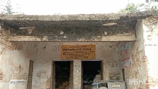 जर्जर भवन में चलाया जा रहा है धान क्रय केंद्र, केंद्र पर अवस्थाओं का अंबार किसानों से नहीं खरीदा जा रहा है धान 