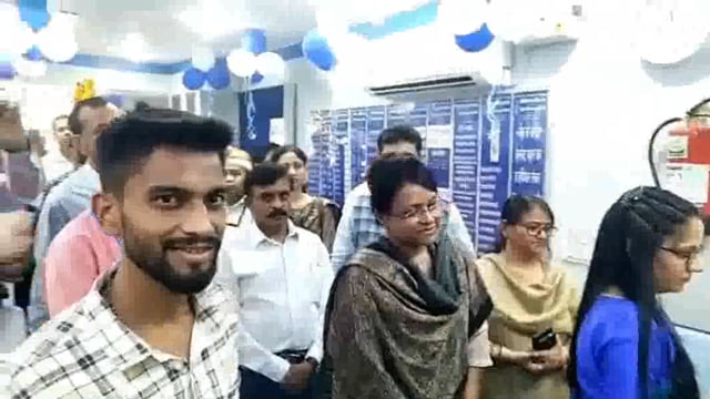 मथुरा के सिविल लाइन राजीव भवन में स्थित इंडियन ओवरसीज बैंक का नवीनीकरण हुआ