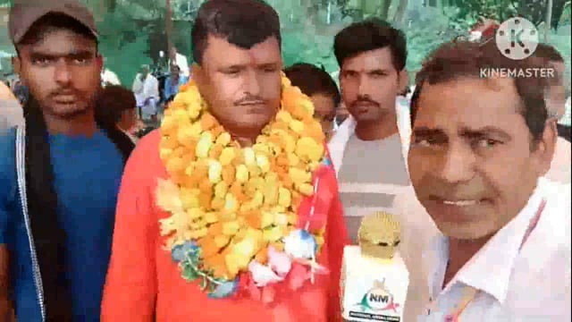 सिरदला पंचायत के पैक्स अध्यक्ष पद पर कैलाश यादव के नामांकन के पश्चात  समर्थकों ने फूल माला पहनाकर किया स्वागत