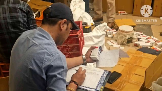 आगरा शहर में दो दवाई फैक्ट्री पर प्रशासन का छापा डीसीपी साहब ने दी जानकारी