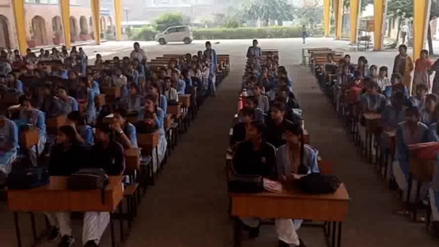 ट्रैफिक पुलिस ने यातायात नियमों के प्रति एक विद्यालय की छात्राओं को किया जागरूक 