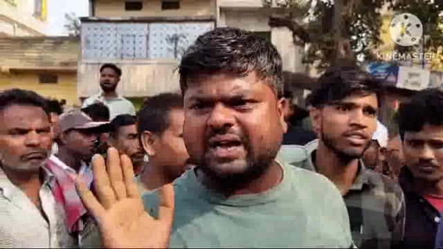 अमरपुर शहर के गोला चौक पर अतिक्रमण हटाने गए कमी को फुटकर विक्रेताओं के विरोध का करना पड़ा सामना।