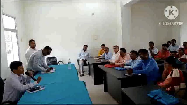 अमरपुर प्रखंड सभागार में मतदाता सूची पुनरीक्षण कार्य को लेकर बीडीओ ने की बैठक।