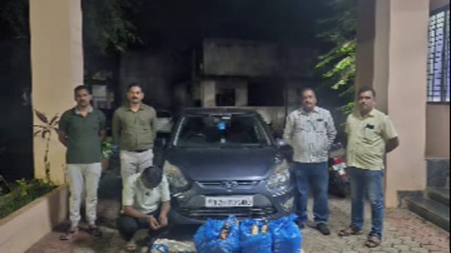 शाहूवाडी तालुक्यात वाहन तपासणी करत असताना तीन लाख 24 हजार 560 रुपयाचा मध्य साठा वाहनासह जप्त करण्यात आला.