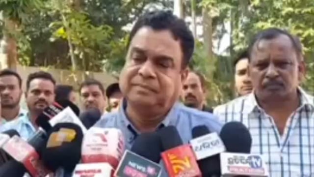 ତିନି ତିନି ବର୍ଷ ହେଲା ଦୌଡୁଛୁ ସମାଧାନ ନହେଲେ ଆନ୍ଦୋଳନ ତୀବ୍ରତାର ହବ ଜିଲ୍ଲାପାଳ ଙ୍କୁ ଭେଟିଲେ ଟ୍ରକ ସଙ୍ଘ ର କର୍ମକର୍ତା ମାନେ