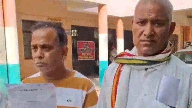 बाढ़ राहत के नाम पर लेखपाल ने चहेतों को दिला दी मन माफिक सहायता राशि, सहायता से वंचित किसानों ने डीएम से की शिकायत। सुविधा शुल्क लेने का लगाया आरोप।