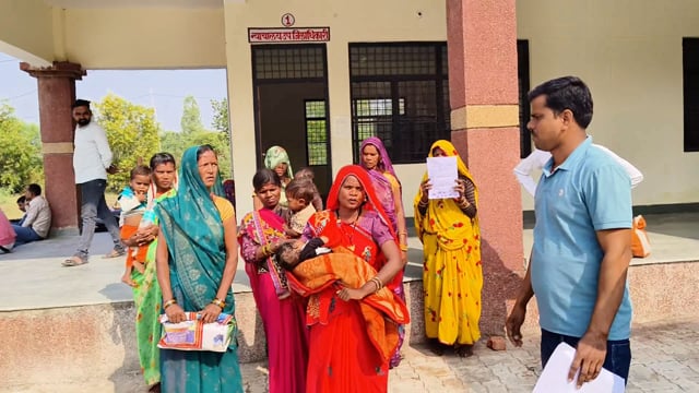 थाना मदनपुर:परसाटा में पुलिस की मिलीभगत से बेची जा रही अवैध शराब महिलाओ ने एसडीएम को ज्ञापन देकर शराब बन्द कराने की मांग