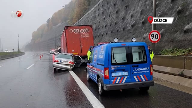 Tıra Arkadan Çarpan Otomobilde 1 Kişi Öldü, 4 Kişi Yaralandı