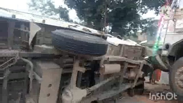 सूर्यगढ़ा -एन एच 80 पर दो ट्रक एवं एक पिकअप में टक्कर स्थानीय ग्रामीणों ने एन एच 80 मानूचक में तीन ब्रेकर की मांग की।