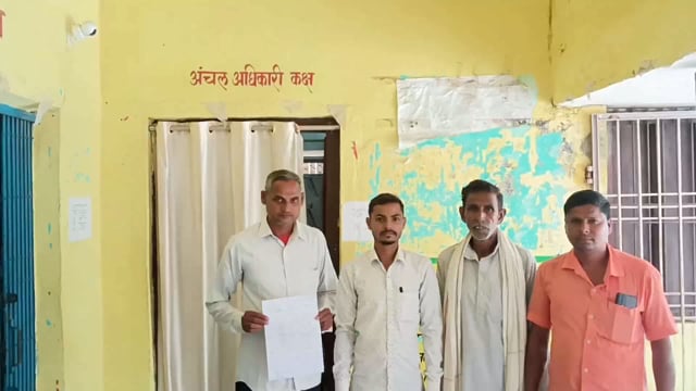 ग्रामीणों ने सड़क को अतिक्रमण मुक्त कराने को लेकर अंचलाधिकारी को आवेदन देकर लगाई न्याय की गुहार