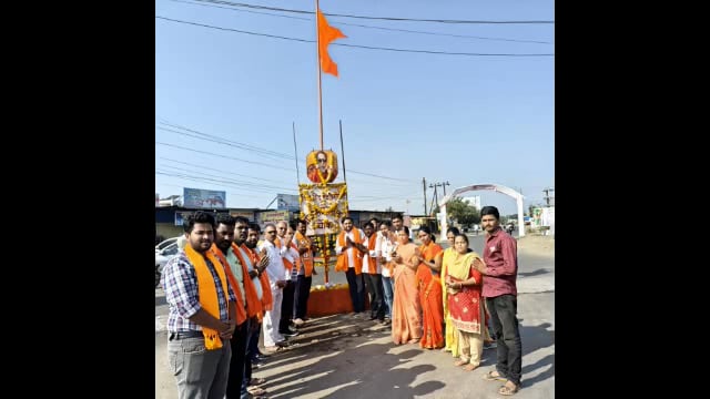 उबाठा गटाच्या वतीने बाळासाहेब ठाकरे यांचा स्मृती दिन साजरा