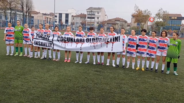 Kadın futbolcular hayali çocuklar ile sahaya çıkıp İsrail ve insanlığa çağrı yaptılar