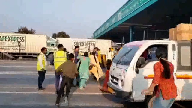 दिल्ली आगरा हाईवे महुअन टोल प्लाजा पर युवक के साथ टोल प्लाजा कर्मियों ने की मारपीट महिलाओं से की अभद्रता