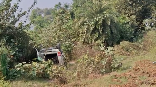 गोंडा अयोध्या राजमार्ग पर परसपुर के पास बोलेरो का टायर अचानक फटने से अनियंत्रित हो पलट गई जिसमें सवार सात लोग गंभीर रूप से घायल हो गए।