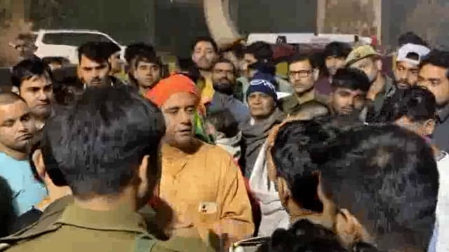 मथुरा में देर रात शादी समारोह में शामिल होने आए युवक की हत्या फैली सनसनी 