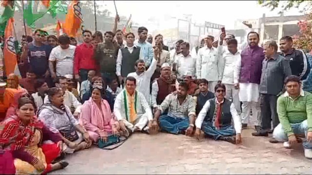 नगर निगम मथुरा वृंदावन की अवस्थाओं को लेकर कांग्रेस ने मुख्यमंत्री के नाम अपर नगर आयुक्त को 12 सूत्रीय मांग पत्र सोपा