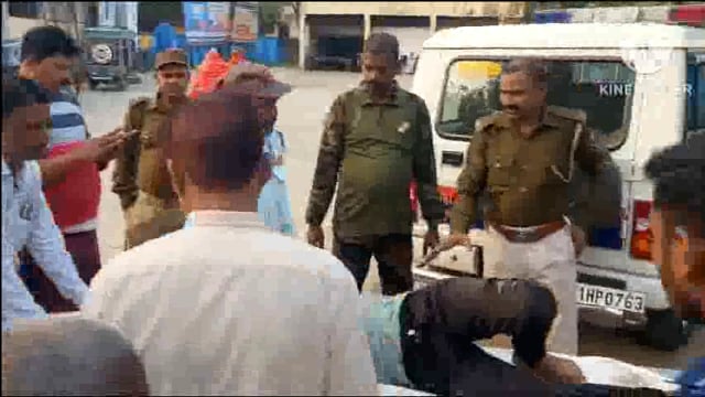 खेमीचक पेट्रोल पंप के सामने बाइक एवं ऑटो की टक्कर में एक छात्र जख्मी।